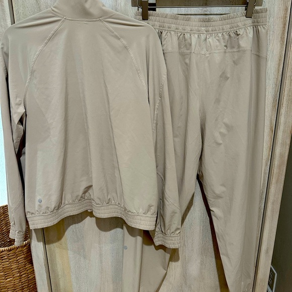 Lululemon Tracksuit Size 8 Mojave Tan Glyde jacket and tear away track pants - Picture 3 of 6